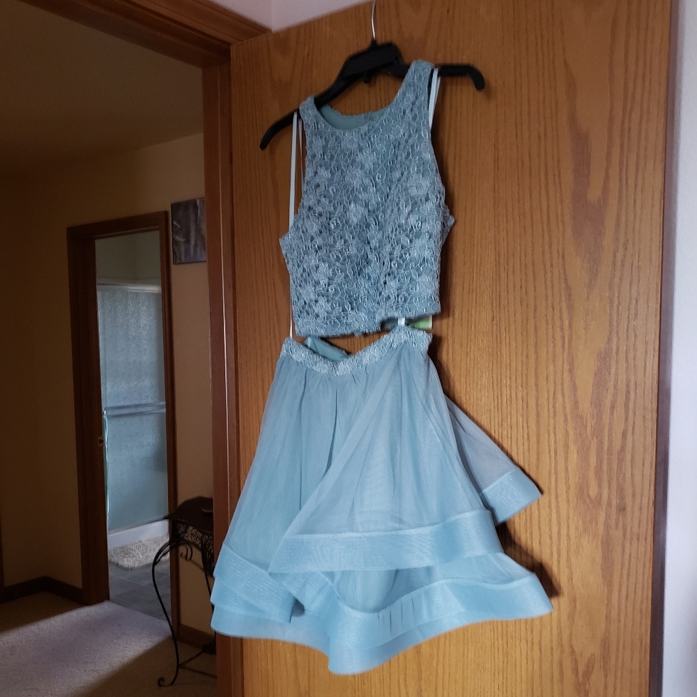 I am selling a homecoming dress.